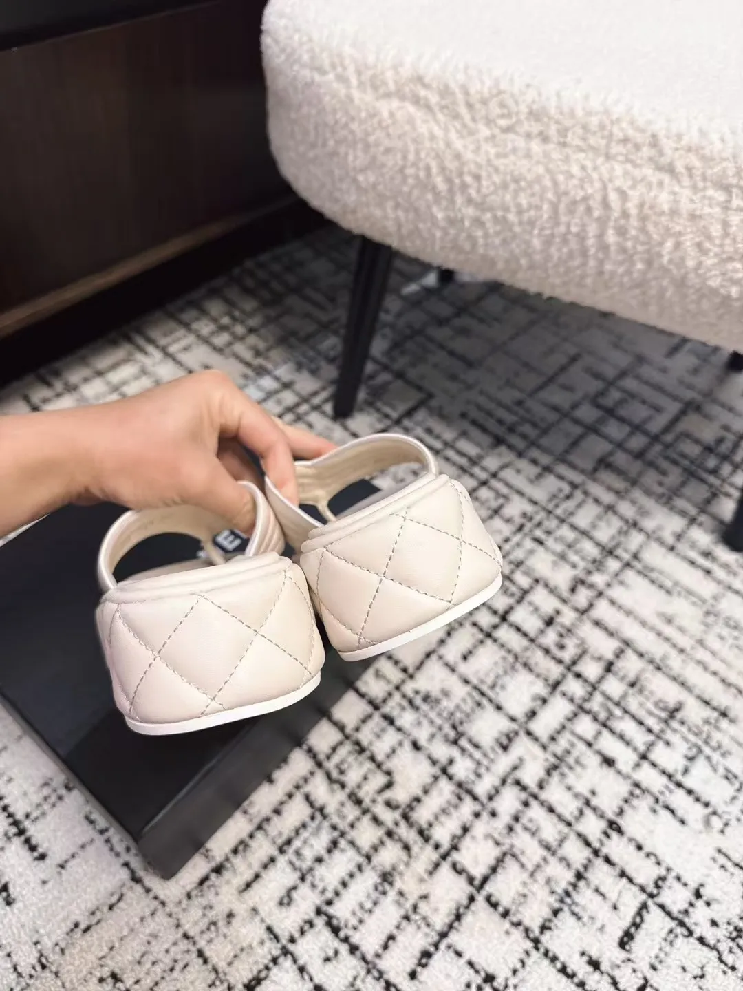 👟👟Ex-factory price 502👟👟 High version Chanel new color thick-soled slippers, easy to wear and versatile, must-have high-end tool shoes in summer, upper lambskin & customized denim, lining calfskin, original outsole Size: 35-39 (customized for 40, non-refundable)